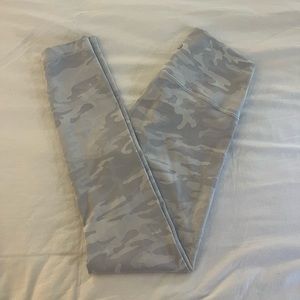Luluemon White Camo Leggings ; Size 6 ; 28”